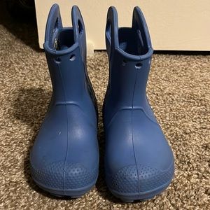 Croc blue rain boots size toddler 6